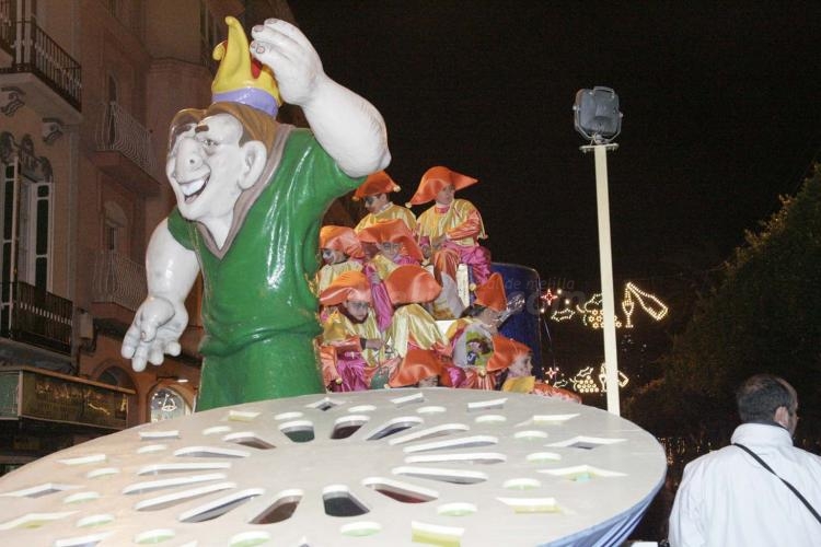 Los Reyes Magos reparten toneladas de ilusión y magia por las calles de Melilla