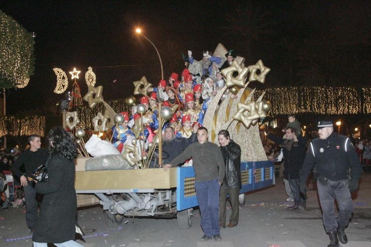 Los Reyes Magos reparten toneladas de ilusión y magia por las calles de Melilla