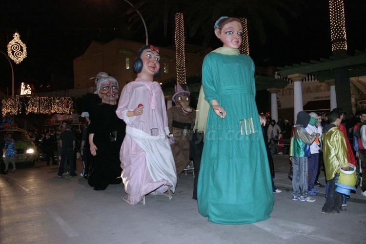 Los Reyes Magos reparten toneladas de ilusión y magia por las calles de Melilla