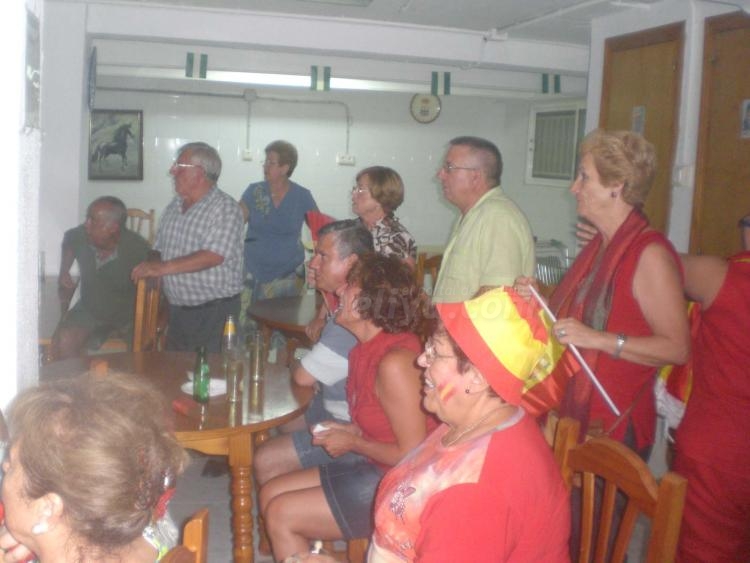 La Casa de Melilla en Almería arde con el triunfo de 'La Roja'