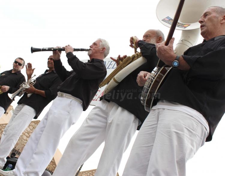 Cómo se puede ser tan feliz en Melilla la Vieja con New Orleans Jump Band...pues va a ser que sí