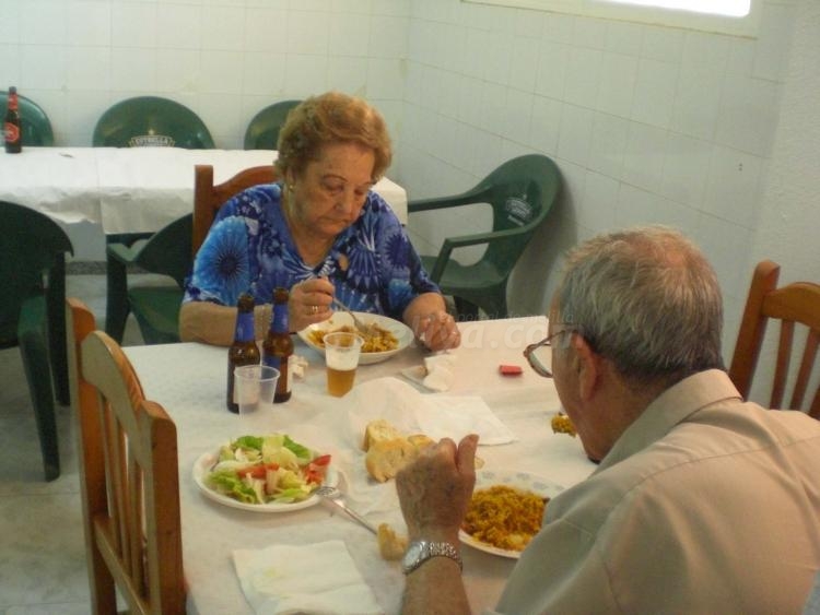 Si hay que comer, se come: Paellón en la Casa de Melilla en Almería