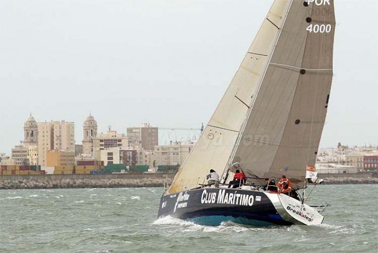El viento complica el inicio de la 'Puerto Sherry-Ceuta-Melilla'