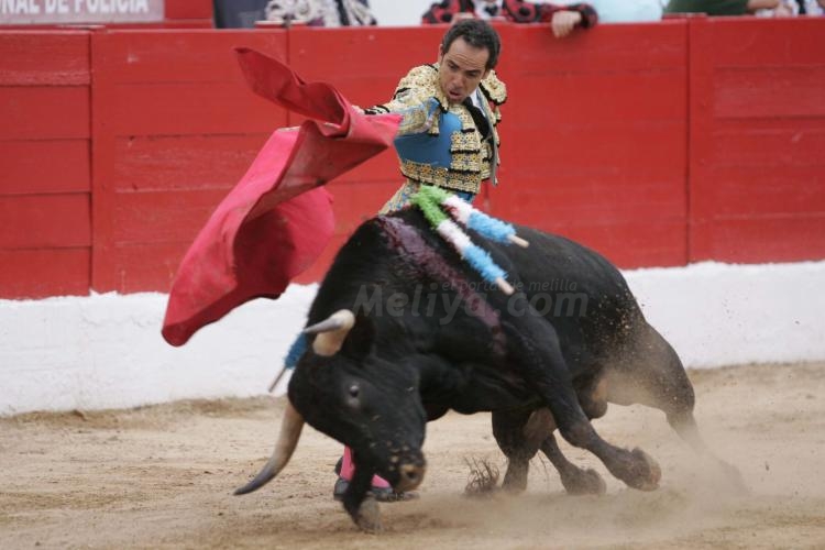 María de la Victoria unge de arte la muleta de Adolfo Ramos