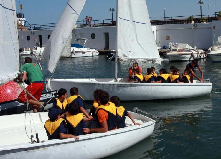El Club Marítimo da un abrazo náutico a los niños de las Colonias de Melilla Acoge