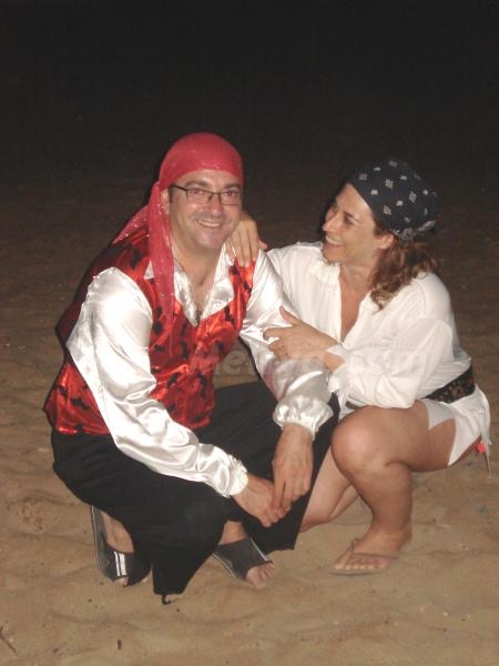 Dos 'piratas' se casan en una cala de Beni Chicar