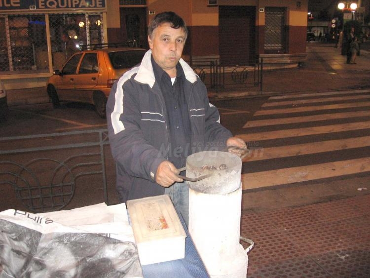 Mohamed Mohamed Mimón vende castañas