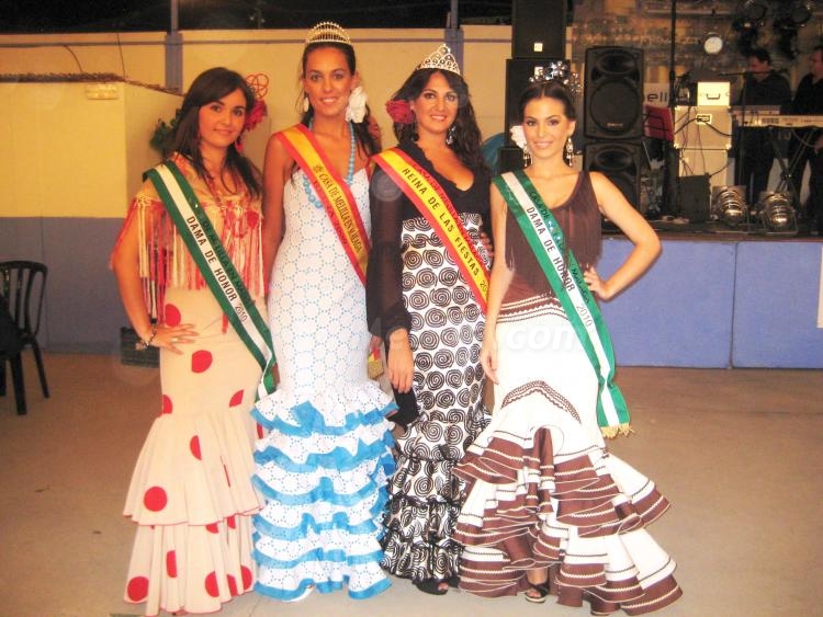 Amanda Fernández, hermosísima, monarca de la belleza en la Casa de Melilla en Málaga