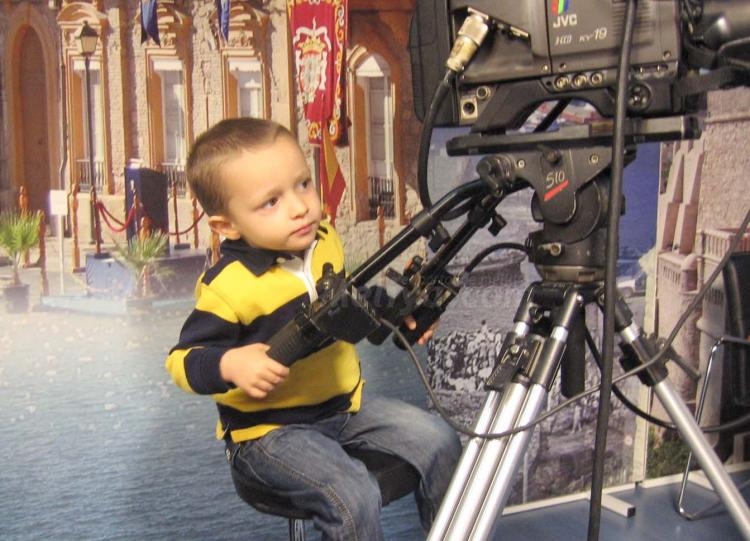 Invasión infantil en los estudios de Televisión Melilla