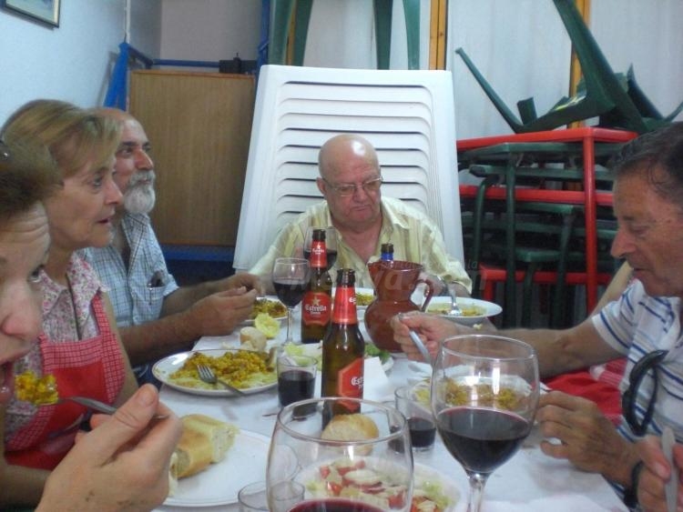 Si hay que comer, se come: Paellón en la Casa de Melilla en Almería