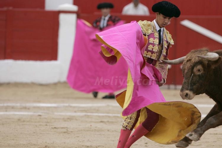 María de la Victoria unge de arte la muleta de Adolfo Ramos
