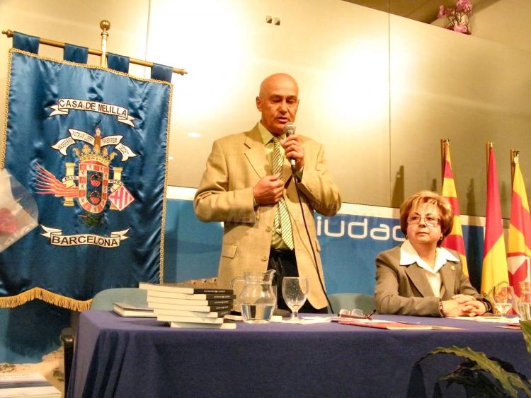 Libros y rosas para los melillenses de Barcelona, con Salvador Estévez de protagonista