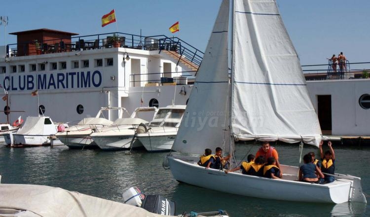 El Club Marítimo da un abrazo náutico a los niños de las Colonias de Melilla Acoge