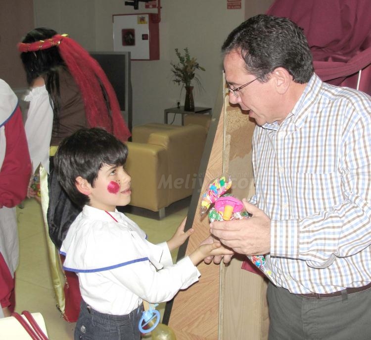Desbordante alegría carnavalera en el Centro Social de Mayores