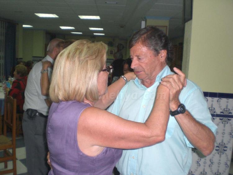 Baile de 'entrenamiento' de la Casa de Melilla en Almería