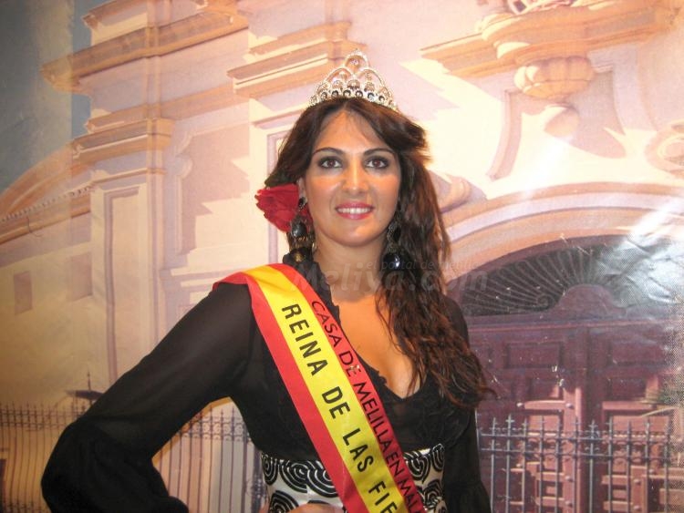 Amanda Fernández, hermosísima, monarca de la belleza en la Casa de Melilla en Málaga
