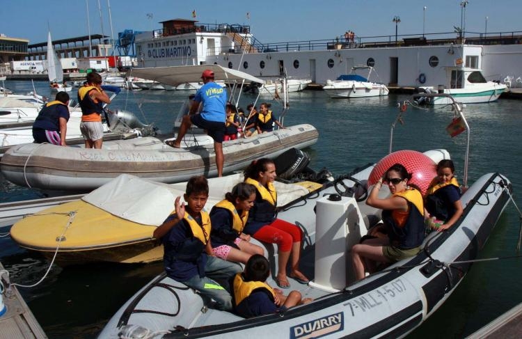El Club Marítimo da un abrazo náutico a los niños de las Colonias de Melilla Acoge