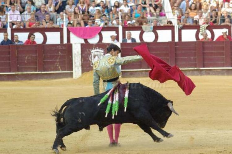 Una plaza de primera categoría abre su puerta al arte de Adolfo Ramos