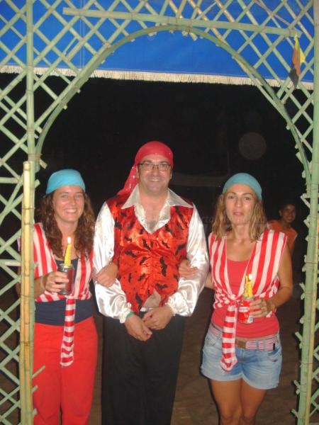 Dos 'piratas' se casan en una cala de Beni Chicar