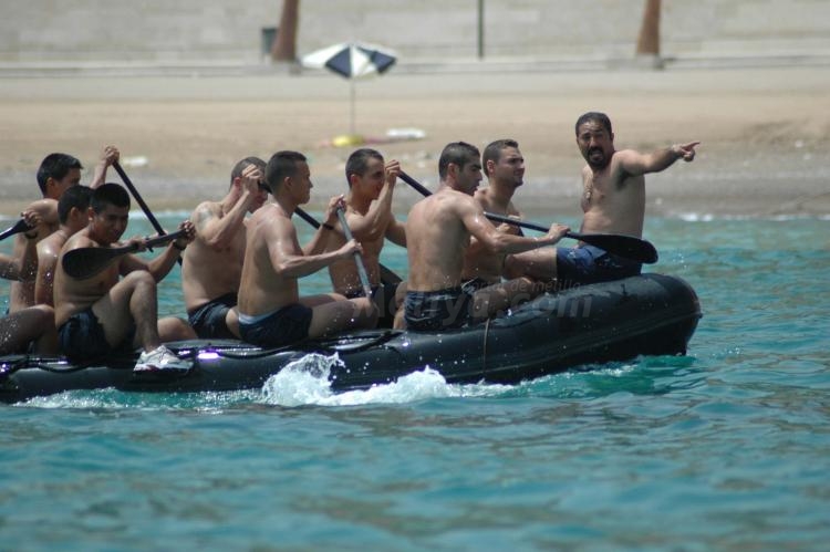 ¡Regulares de Melilla...al agua, patos!