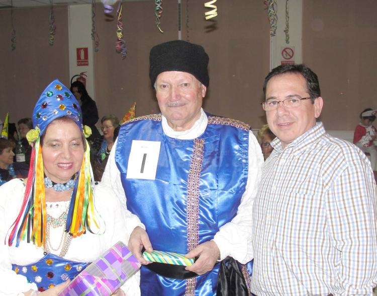 Desbordante alegría carnavalera en el Centro Social de Mayores