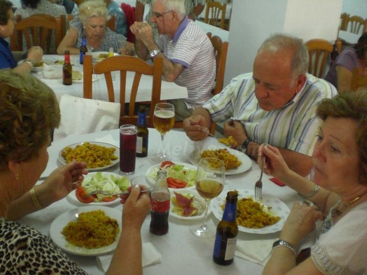 Si hay que comer, se come: Paellón en la Casa de Melilla en Almería