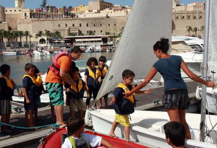 El Club Marítimo da un abrazo náutico a los niños de las Colonias de Melilla Acoge