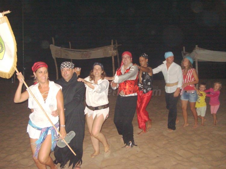 Dos 'piratas' se casan en una cala de Beni Chicar