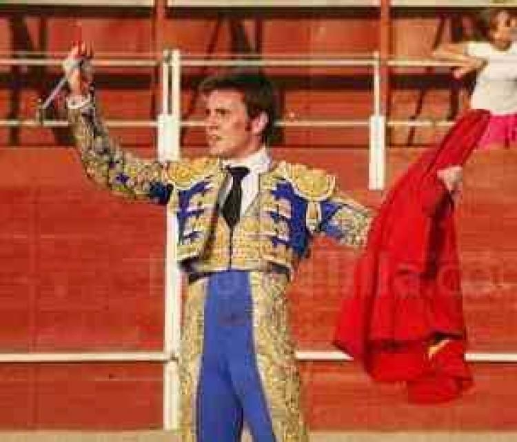 'Goy' deslumbra en Darro cortando dos orejas y rabo a un toro de Enrique Ponce