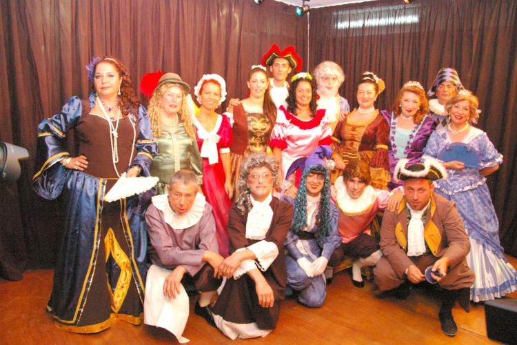 Explosión de éxito teatral en la Casa de Melilla en Málaga con 'Los Intereses creados'
