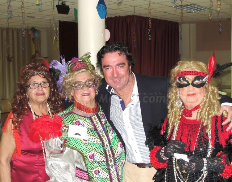 Desbordante alegría carnavalera en el Centro Social de Mayores