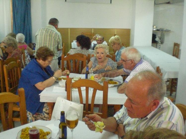 Si hay que comer, se come: Paellón en la Casa de Melilla en Almería