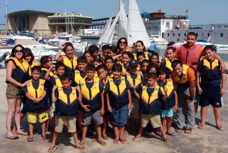El Club Marítimo da un abrazo náutico a los niños de las Colonias de Melilla Acoge