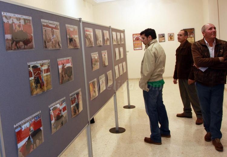 La historia de los toros en Melilla se ofrece en el Real Club Marítimo