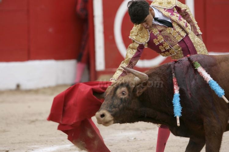 María de la Victoria unge de arte la muleta de Adolfo Ramos
