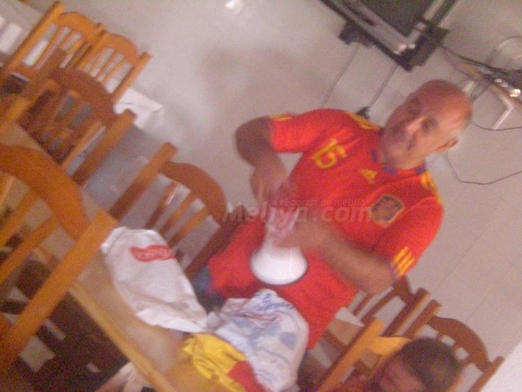 La Casa de Melilla en Almería arde con el triunfo de 'La Roja'