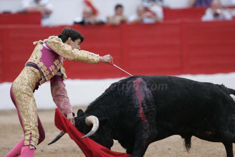 María de la Victoria unge de arte la muleta de Adolfo Ramos