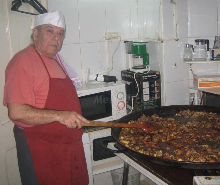 El día en el que Pedro Guerrero retó al hambre con su monumental paella