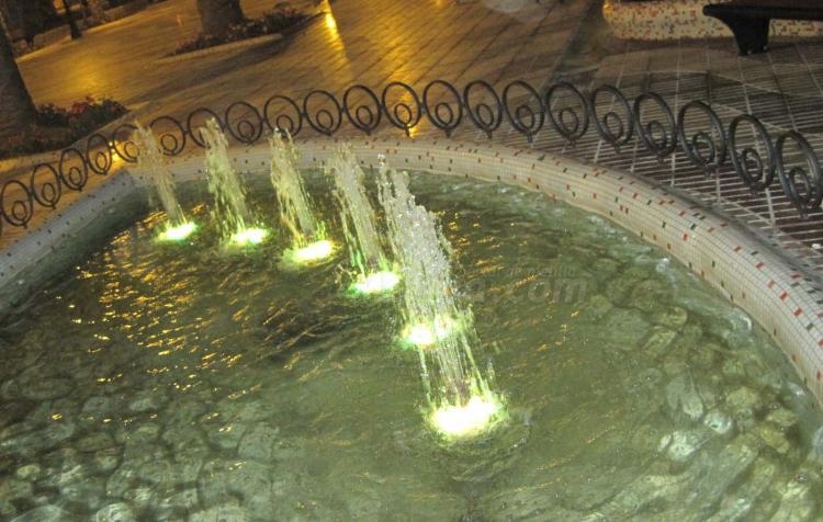 El embrujo de las aguas nocturnas del Parque Hernández