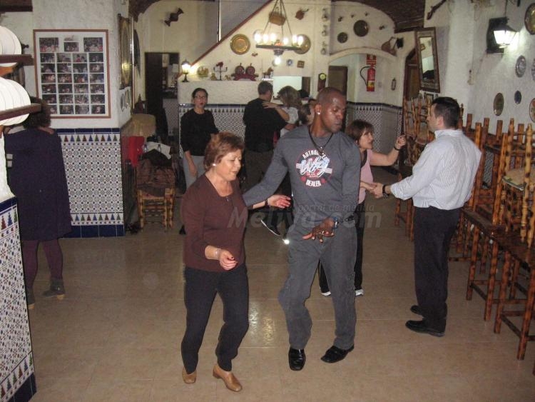 La salsa calienta el tórrido clima estival de Melilla