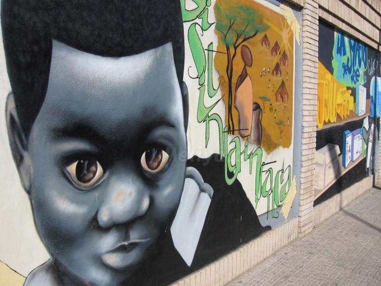 Niños en los muros de la Gota de Leche