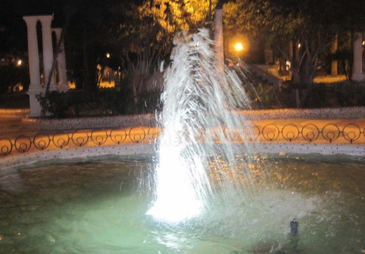 El embrujo de las aguas nocturnas del Parque Hernández
