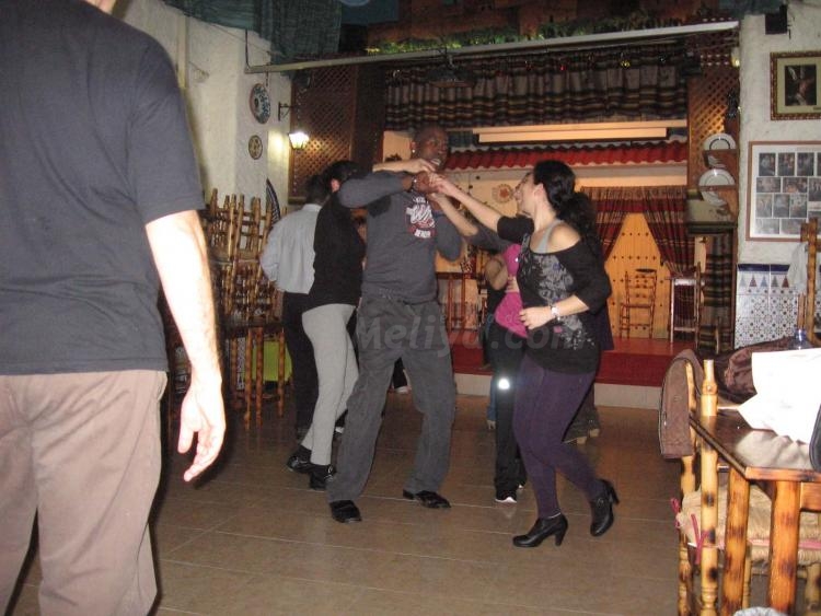 La salsa calienta el tórrido clima estival de Melilla
