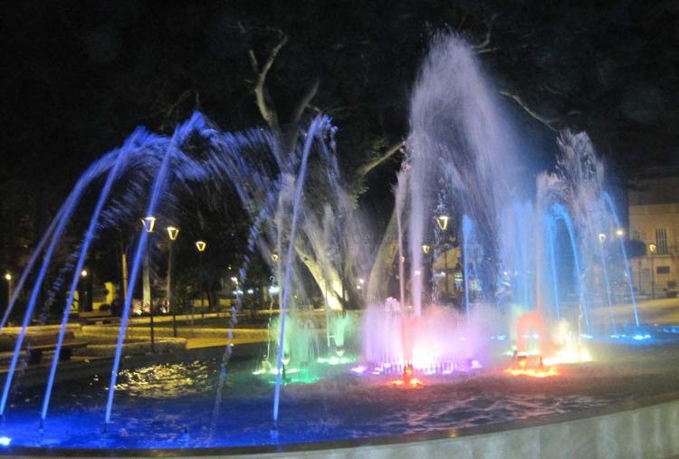 El embrujo de las aguas nocturnas del Parque Hernández