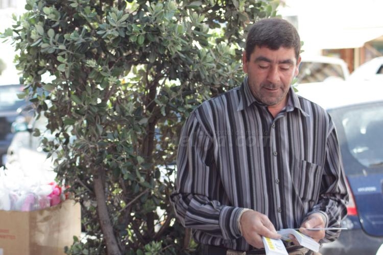 Vendiendo ilusiones, loteros de “La Caridad”