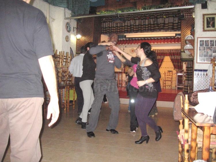 La salsa calienta el tórrido clima estival de Melilla