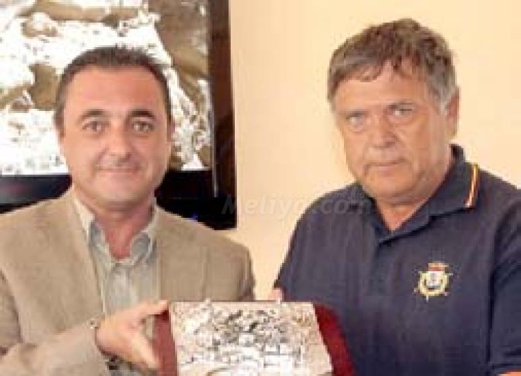 Los nuevos futbolistas de Melilla, bajo la protección de Paquito Moya