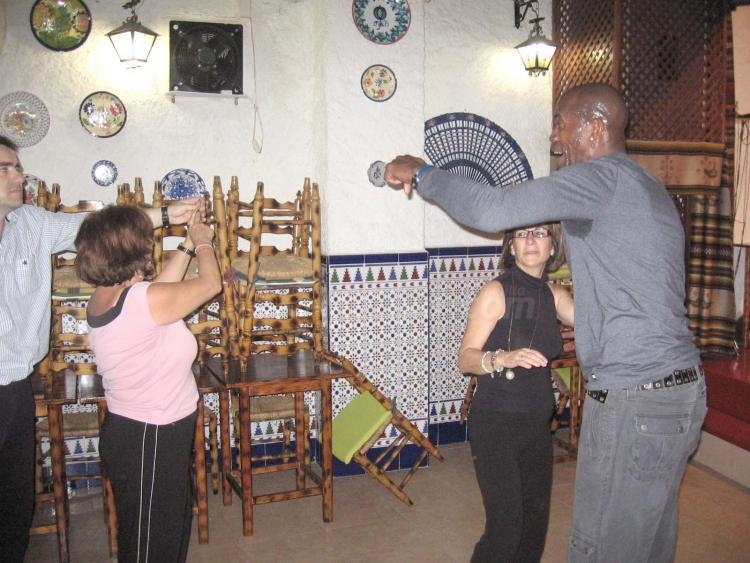La salsa calienta el tórrido clima estival de Melilla