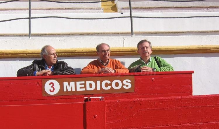 Cirujanos taurinos, visita de lujo a la 'Mezquita del Toreo'