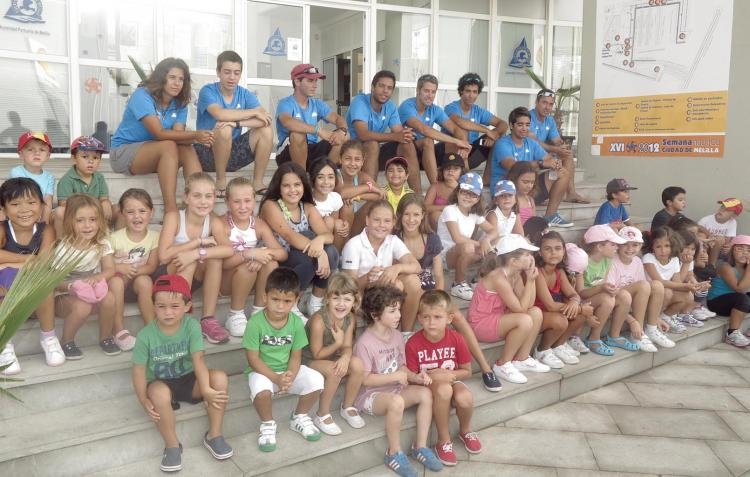 Los alumnos de las colonias del Club Marítimo, con la embarcación ‘Melilla Deporte-Club Marítimo’